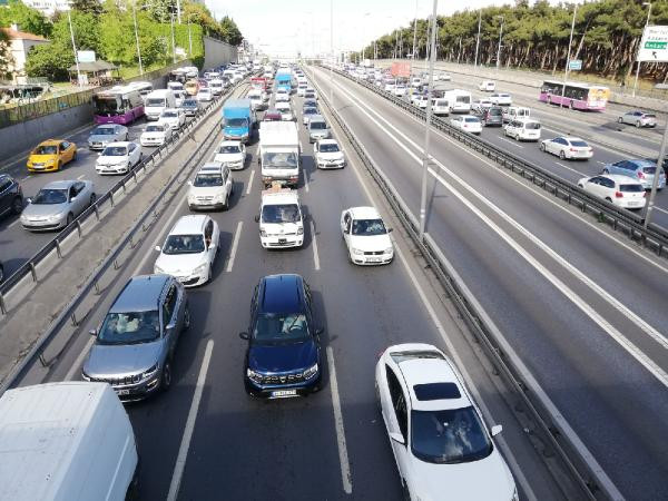 İstanbul'da trafik yine felç! - Resim : 1
