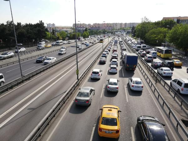 İstanbul'da trafik yine felç! - Resim : 2