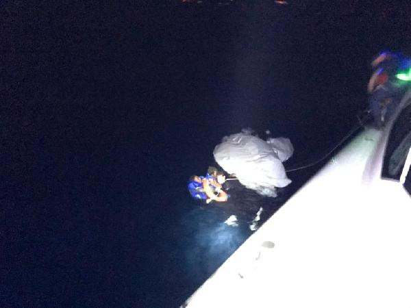 Ayvalık'ta göçmen botu battı: 4 kişi kayıp - Resim : 1