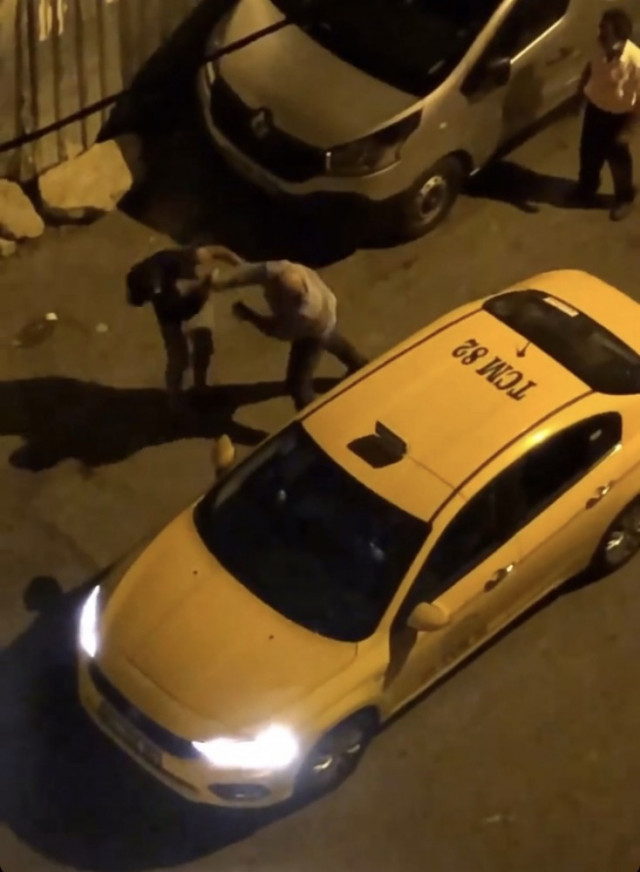 İstanbul'da müşterisini döven taksici kamerada - Resim : 1