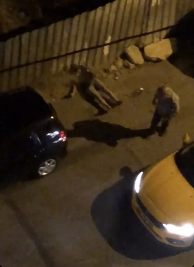 İstanbul'da müşterisini döven taksici kamerada - Resim : 2