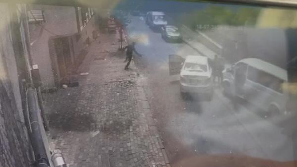 İstanbul'da silahlı saldırı: 1 polis şehit oldu - Resim : 3