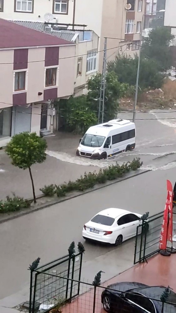 Arnavutköy'ü sağanak yağış vurdu - Resim : 1