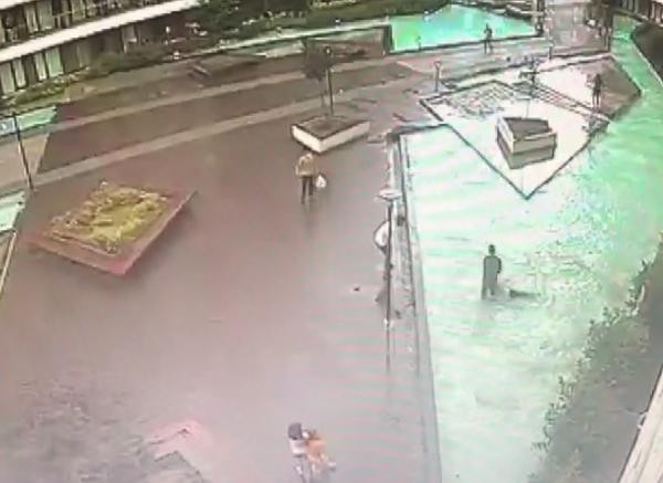 İstanbul'da lüks sitede dehşet! 11. kattan havuza düşerek öldü - Resim : 1