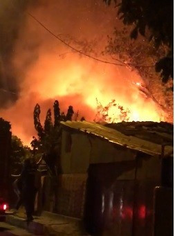 Başakşehir'de gecekondu yangını! 6 kişi ölümden döndü - Resim : 1
