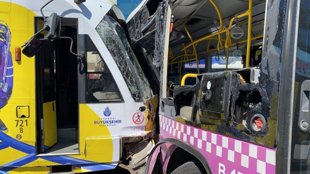 İstanbul'da tramvay otobüse çarptı! Seferler durduruldu - Resim : 2