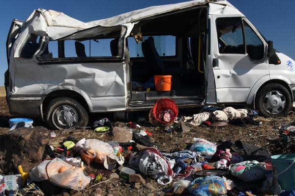 Şanlıurfa'da minibüs devrildi: Ölü ve yaralılar var - Resim : 1