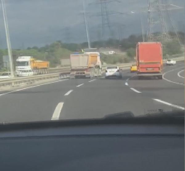 İstanbul'da hafriyat kamyonu terörü! 120 km hızla makas attı - Resim : 1