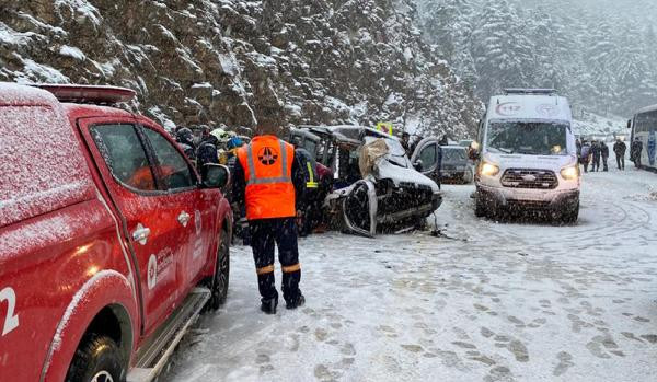 Antalya'da korkunç kaza: 2 ölü, 5 yaralı - Resim : 2