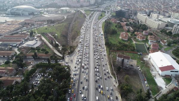 56 saatlik yasak öncesi İstanbul trafiği felç oldu - Resim : 1