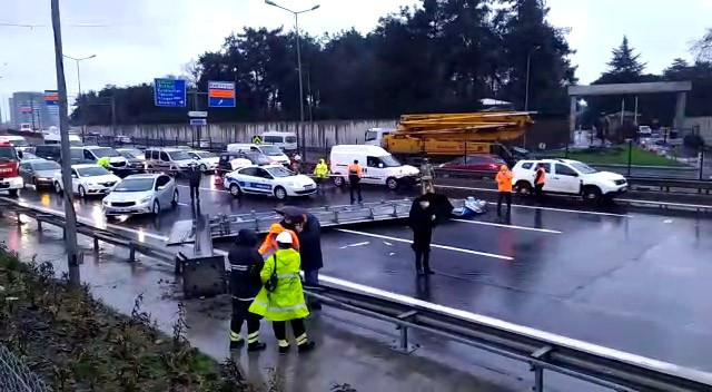 İstanbul'da fırtına! Yön tabelası devrildi, trafik kilit! - Resim : 1
