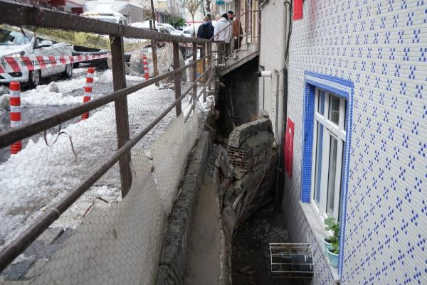 Gazisomanpaşa'da istinat duvarı çöktü - Resim : 2