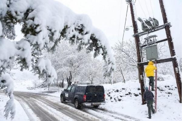 Komşu kara kışa teslim! 250 bin kişi elektriksiz kaldı - Resim : 1