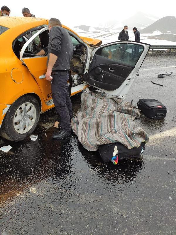 Taksi ile hafif ticari araç kafa kafaya çarpıştı: 3 ölü, 7 yaralı - Resim : 1
