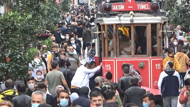 Korona yokmuş gibi! Taksim'de dikkat çeken kalabalık - Resim : 1