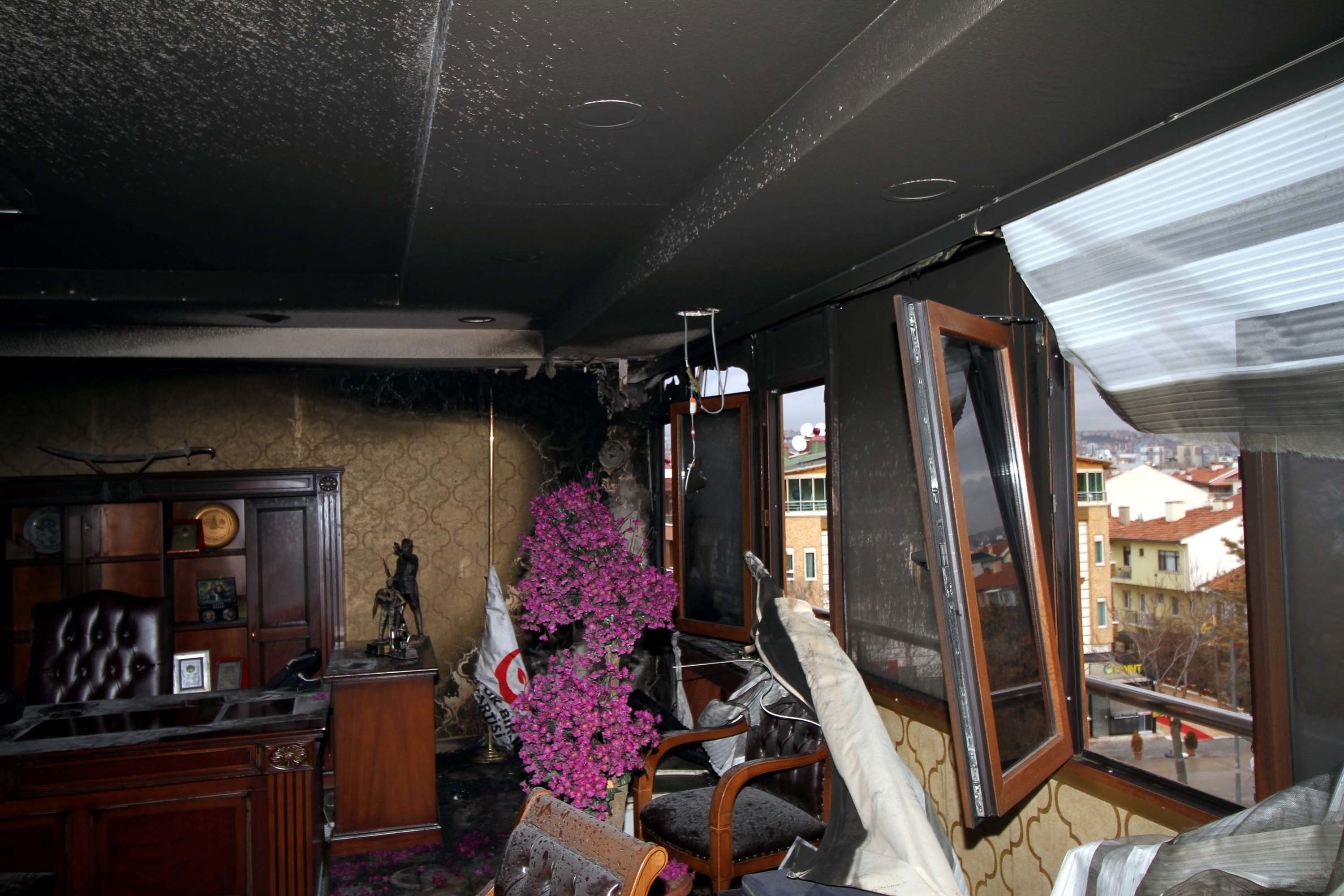 Savaş alanına dönen makam odasını inceledi - Resim : 2