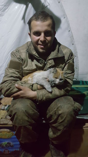 Elbab'da bulduğu kedi ''Barış''ı ilk kez ziyaret etti - Resim : 1