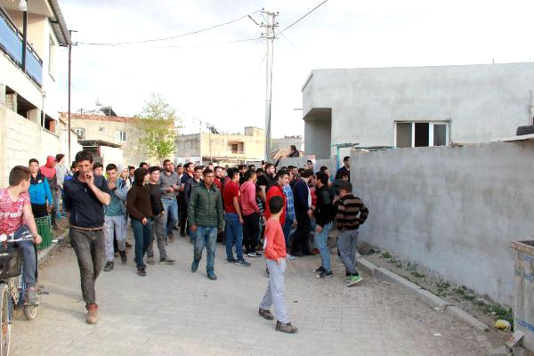 İzmir karıştı, 500 kişilik Suriyeli grup ellerine sopalarla sokakta - Resim : 1