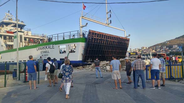 Çanakkale feribotu, Marmara Adası'nda iskeleye çarptı - Resim : 1