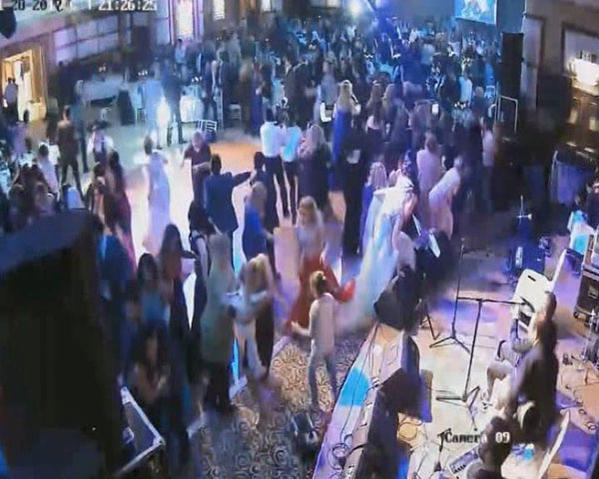 Düğün salonuna kanlı baskın kamerada - Resim : 1