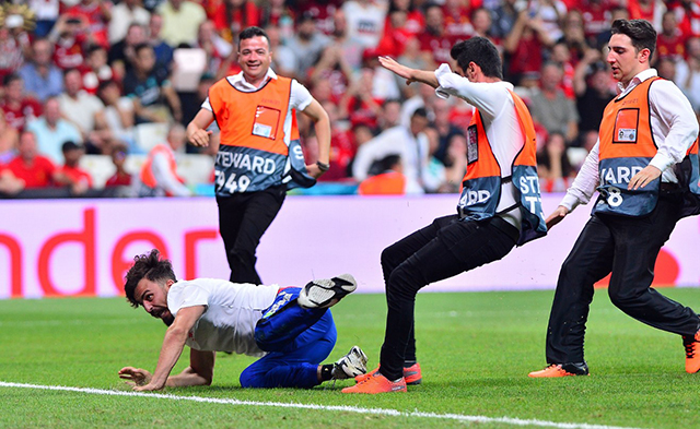 Süper Kupa maçında sahaya atlayan Türk Youtuber'a tepki yağdı - Resim : 2