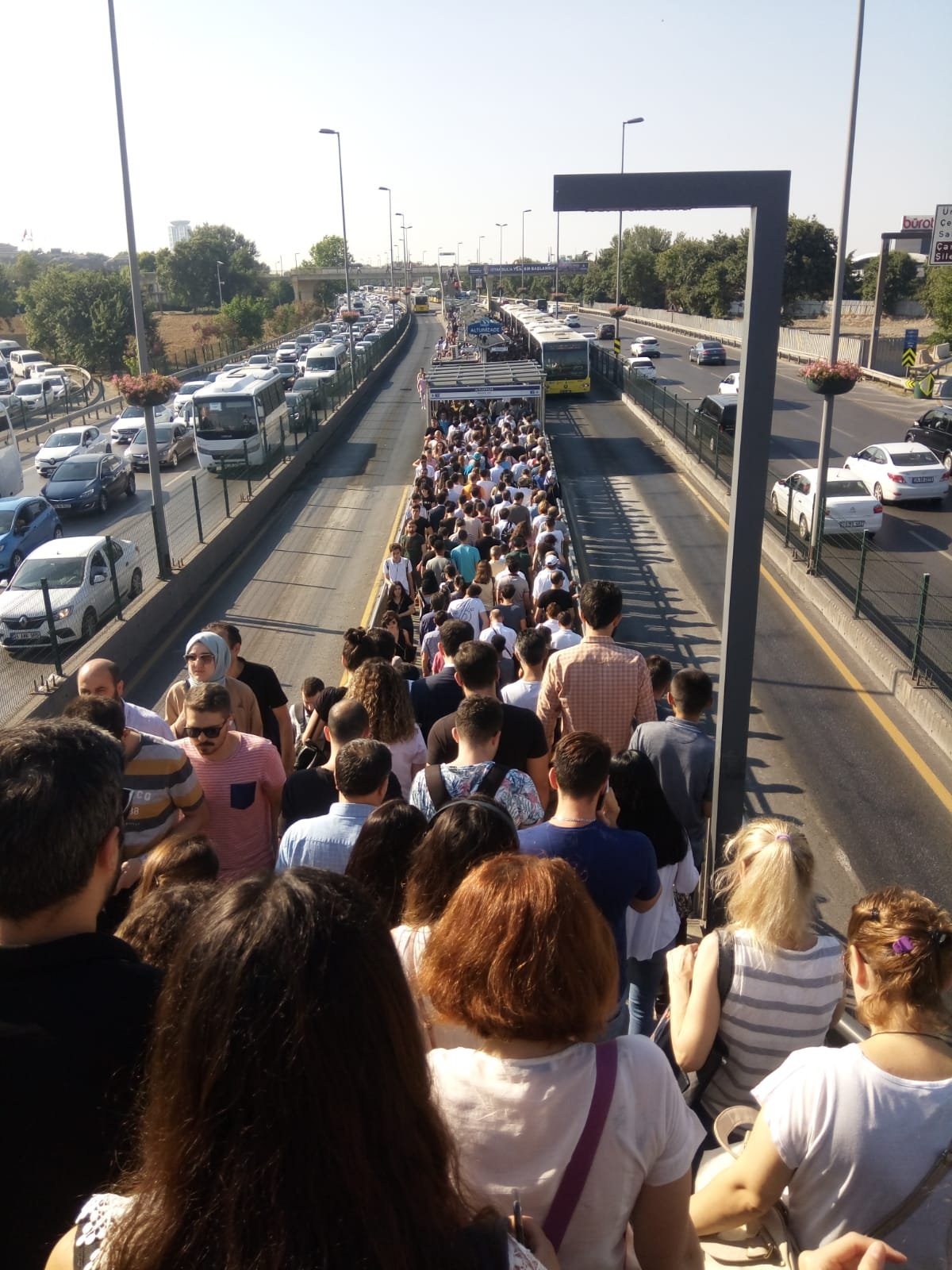 İstanbul'da trafik çilesi ! Metrobüste uzun kuyruklar oluştu - Resim : 2