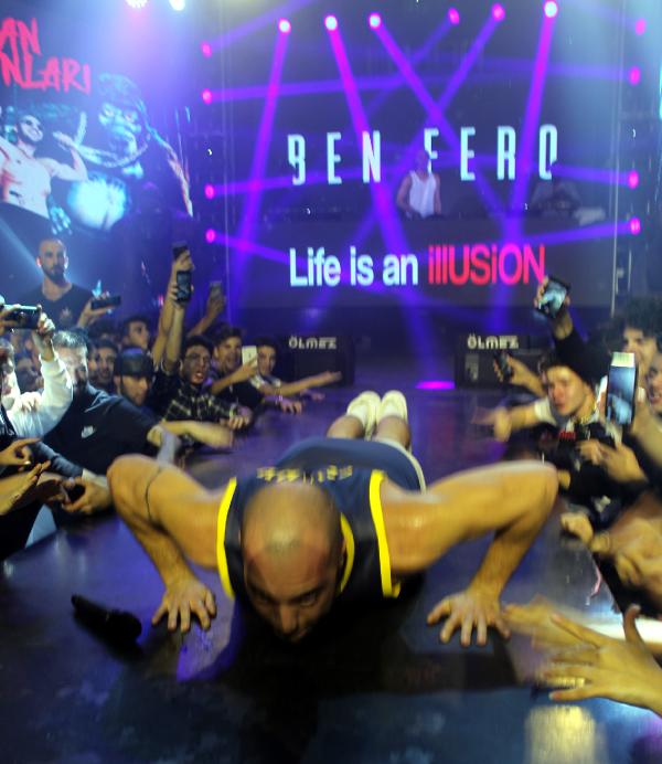Rapçi Ben Fero'dan sahnede asker selamı - Resim : 1