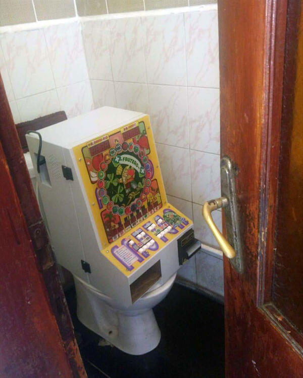 Yok artık ! Tuvalete kumar makinesi monte etmişler - Resim : 1