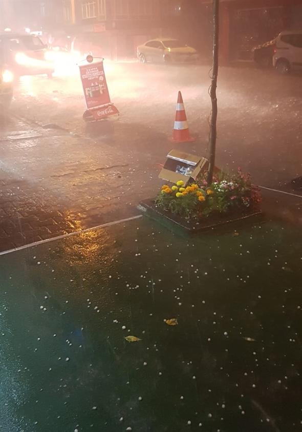 İstanbul'da fırtına, sağanak ve dolu yağışı etkili oldu - Resim : 2