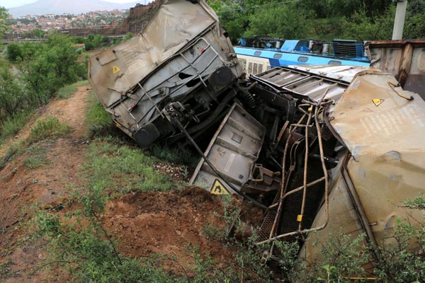 Malatya'da tren kazası ! Vagonlar raydan çıktı - Resim : 2