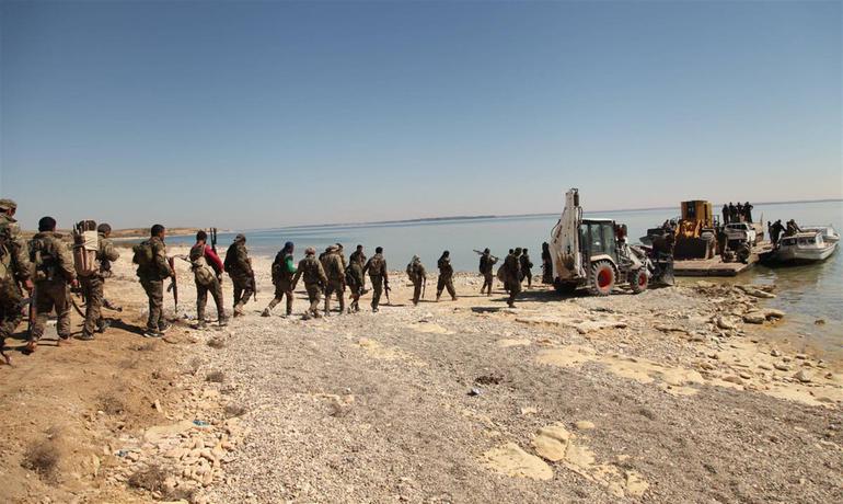 YPG'li teröristler feribotla taşındı ! - Resim : 1