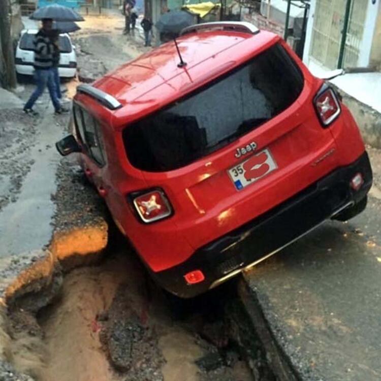 İzmir'de yağmurda asfalt çöktü ! Araçlar çukura düştü - Resim : 1