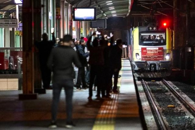 Tarihi anlar ! Çin'den gelen tren Marmaray'dan geçti - Resim : 1