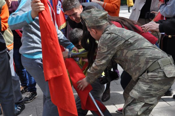 Yere yığılmasına rağmen Türk bayrağını bırakmadı - Resim : 2