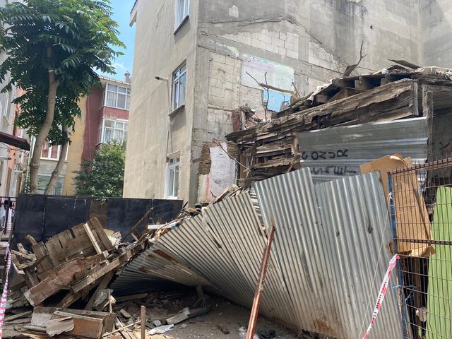 Üsküdar'da 2 katlı ahşap binada çökme meydana geldi  - Resim : 1