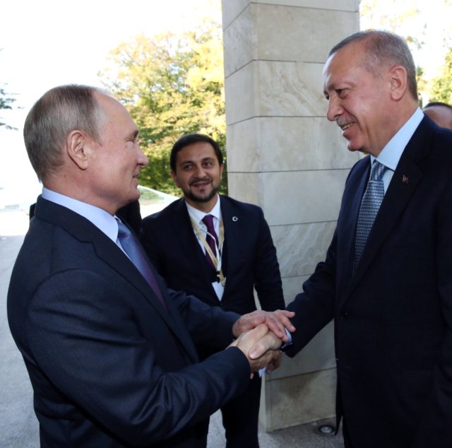 İngiliz gazetesi, Erdoğan'ın Putin ve Pence'le çektirdiği fotoğrafa dikkati çekti - Resim : 2