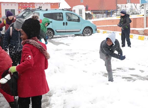 İlk defa ''kar'' gören çocuklar karın tadını çıkardı - Resim : 2