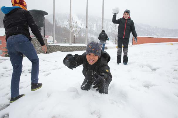 İlk defa ''kar'' gören çocuklar karın tadını çıkardı - Resim : 1