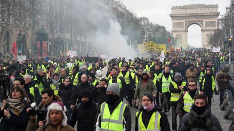 Paris sokakları yine karıştı ! Eylemcinin kolu koptu - Resim : 1