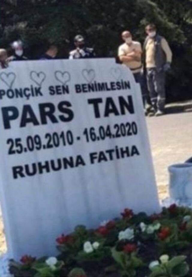 Ebru Şallı'nın hayatını kaybeden oğlunun mezar taşında dikkat çeken detay - Resim : 1