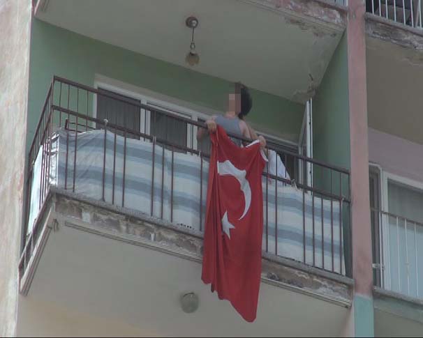HDP'lilere tepki gösterince saçı çekildi ! - Resim : 1