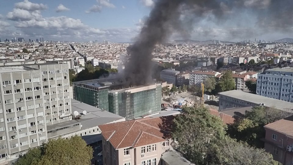 İstanbul'da korkutan yangın! Çok sayıda itfaiye ekibi sevk edildi - Resim : 1
