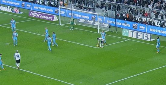 Gökhan Gönül'den fair-play'lik hareket ! - Resim : 1