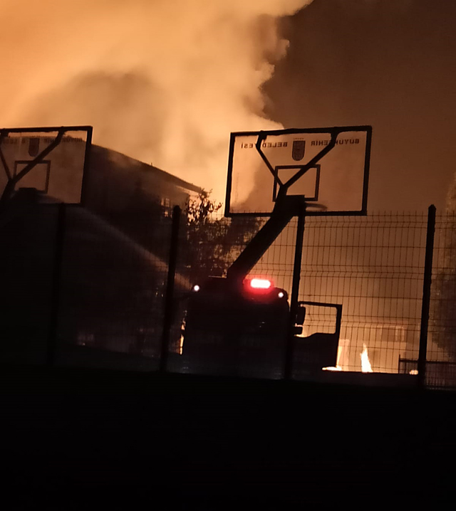 Ankara'da ilkokulun yanındaki fabrikada korkutan yangın - Resim : 1