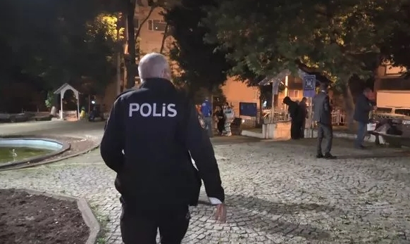 Polis isyan etti! Sokağa çıkma yasağı biter bitmez oraya koştular! - Resim : 1