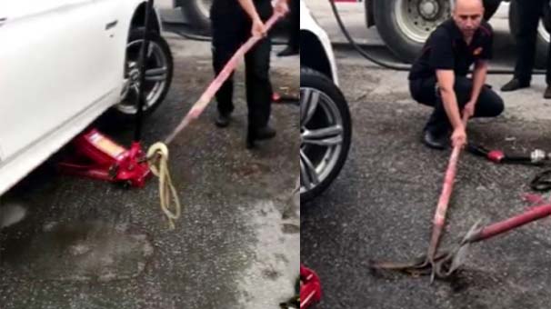 Otomobile giren yılanı böyle öldürdüler - Resim : 1