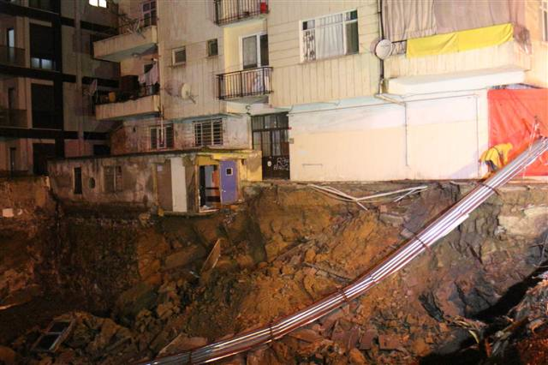 İstanbul'da kabus gecesi ! Bir binanın merdiveni çöktü - Resim : 1