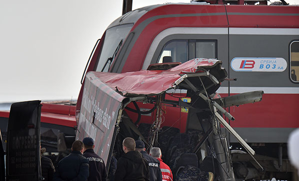 Yolcu treni okul servisine çarptı: 5 ölü, 30 yaralı - Resim : 1