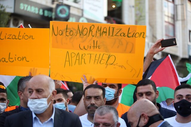 Yüzlerce kişi protesto için sokağa döküldü: Dolar için Kudüs'ü sattılar - Resim : 2