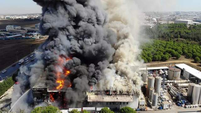 İstanbul'daki fabrika yangınında büyük patlama: Yaralılar var! - Resim : 2